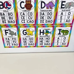 Cartaz do alfabeto com animais e objetos para sala de aula.
