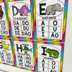 Cartazes do alfabeto com animais e palavras em português.