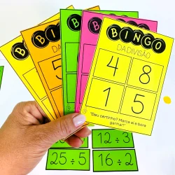 Cartelas de bingo coloridas com números e divisões para jogo educativo.
