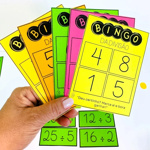 Cartelas de bingo coloridas com números e divisões para jogo educativo.