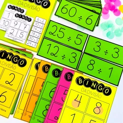 Cartelas de bingo com operações de divisão e números coloridos.