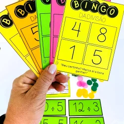 Cartelas de bingo coloridas com números e divisões para jogo educativo.