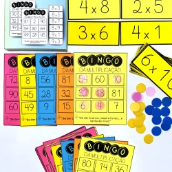 Material didático de bingo de multiplicação com cartelas coloridas e cartões de números.
