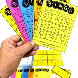 Cartelas de bingo da multiplicação com números e cores variadas para atividades educativas.
