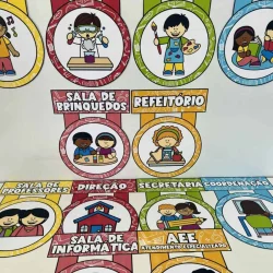 Placas de portas coloridas para diferentes ambientes escolares.