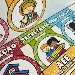 Placas de porta escolares com desenhos de personagens infantis.