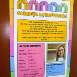 Professora Mariana sorrindo, ensino para estudantes do 1º ano.