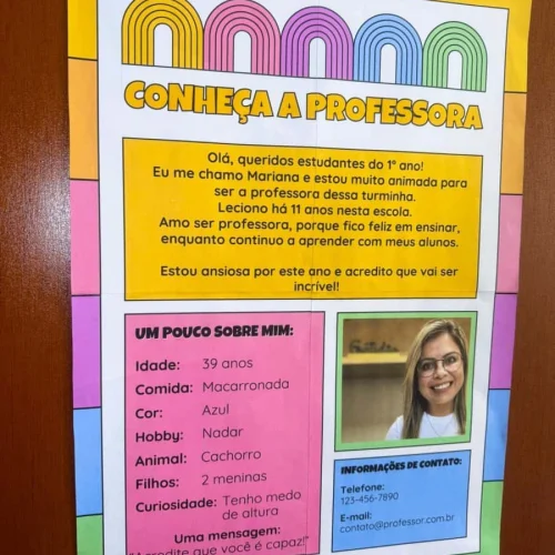 Professora Mariana sorrindo, ensino para estudantes do 1º ano.