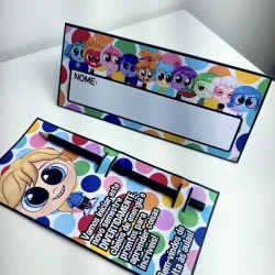 Crachá de mesa e porta-lápis com personagens coloridos e tema de volta às aulas.