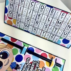 Crachá de mesa e porta-lápis com tema de volta às aulas e cores vibrantes.