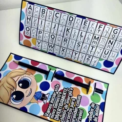 Crachá de mesa e porta-lápis com tema de volta às aulas e personagens divertidos.