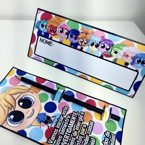 Crachá de mesa e porta-lápis com personagens coloridos para volta às aulas.