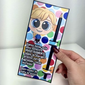 Crachá de Mesa e Porta-Lápis - Volta às Aulas Divertidamente - Volta às Aulas - Pedagogia de Ideias Crachá de Mesa e Porta-Lápis - Volta às Aulas Divertidamente - Volta às Aulas