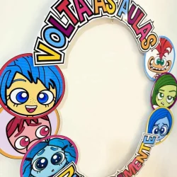 Decoração de volta às aulas com personagens de desenhos animados.