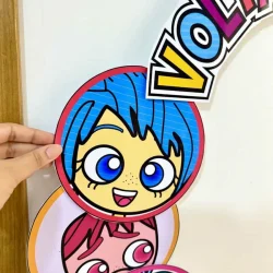Decoração com bambolê e personagens coloridos para volta às aulas.