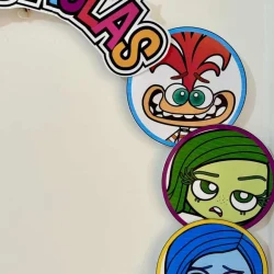 Decoração divertida com personagens de desenhos e bambolês coloridos.