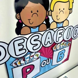 Desafio educativo com personagens infantis e letras P e B para crianças.