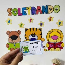 Crianças participando de gincana com animais e letras coloridas.