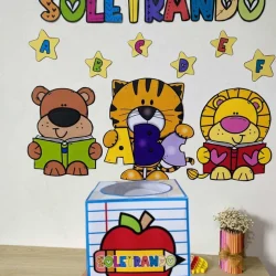 Atividades de soletração com animais e letras coloridas para crianças.