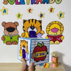 Atividade de soletração com animais coloridos e caixa educativa.