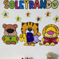 Decoração de sala de aula com letras coloridas e animais fofos.