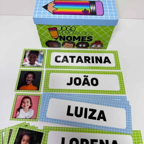 Jogo da memória com fotos e nomes de crianças para educação.