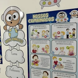 Imagem de sala de aula com tema de astronauta e regras de convivência escolar.