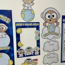 Material de sala de aula com tema de astronauta e espaço.