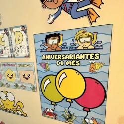 Cartaz com crianças mergulhadoras e balões de aniversário.