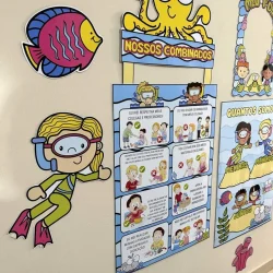 Decoração escolar com tema Fundo do Mar e personagens marinhos coloridos.