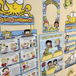 Painel de sala de aula com tema marinho e personagens infantis.