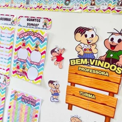 Material de sala de aula com personagens da Turma da Mônica e cartazes educativos.