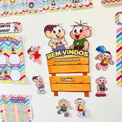 Painel de sala de aula com personagens da Turma da Mônica e letras do alfabeto.