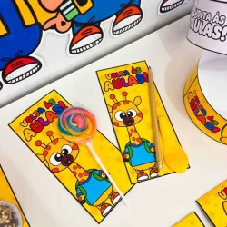 Lembrancinhas coloridas com tema de girafa para volta às aulas.