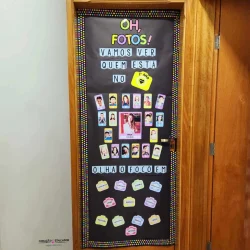 Painel de fotos com crianças e professores na escola.