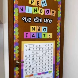 Painel decorativo com mensagens de valores e palavras positivas.