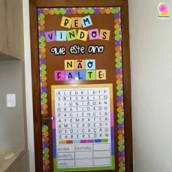 Porta com mensagem de boas-vindas e caça palavras educativo para crianças.