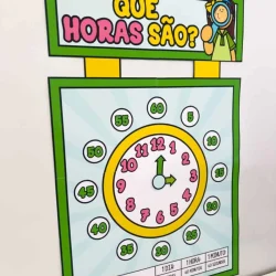 Relógio infantil com números e perguntas sobre horas para aprender.