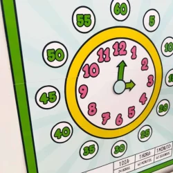 Relógio interativo com números e marcações de tempo para crianças.