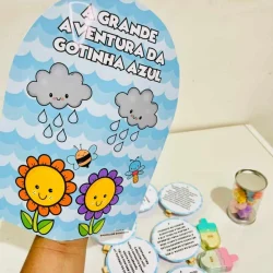Ilustração da Gotinha Azul com nuvens, sol, flores e insetos.