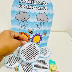 Ilustração de gotinha azul com nuvens, sol, e insetos na história infantil.
