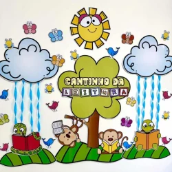 Decoração infantil com tema de leitura, nuvens, árvores e animais coloridos.