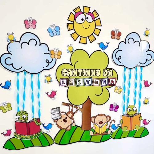 Ilustração colorida de um cantinho de leitura infantil com animais e nuvens.