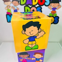 Blocos educativos com personagens infantis para ensino de movimentos.