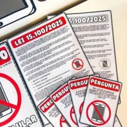 Cartazes e perguntas sobre restrição de celular na escola.