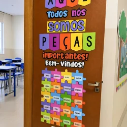 Porta decorada com peças de quebra-cabeça e mensagem de boas-vindas para os alunos.