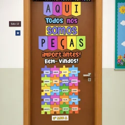 Porta decorada com peças de quebra-cabeça e mensagem motivacional para alunos.