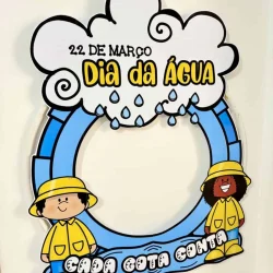 Enfeite de parede com tema Dia da Água e crianças com guarda-chuvas.