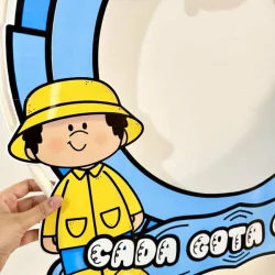 Decoração infantil com personagem de chapéu amarelo para Dia da Água.