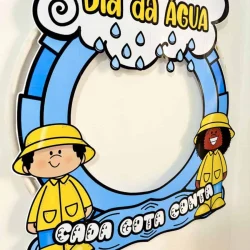 Decoração de bambolê com tema do Dia da Água e personagens infantis.